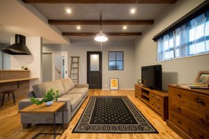 ブラック×ウッドがかっこいい家