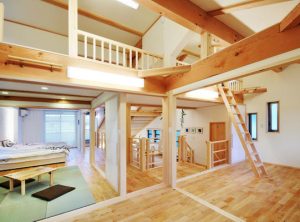 家族をつなぐ中２階のある家