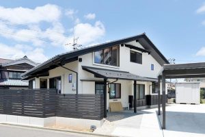 朝日と月を望み、人生を楽しむ自然素材の家