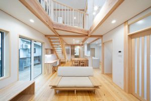 柔らかくやさしい肌触りの無垢材を使った床暖房であたたかい住まい