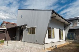 建物はコンパクト、中は広々とした木の香漂う住まい